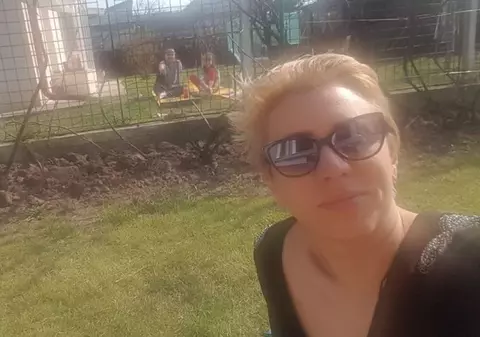 Medicii despărțiți de copiii lor din cauza coronavirusului vorbesc despre chinuitoarea iubire la distanță. ”Te rog, mami, dă-mi măcar mâna”