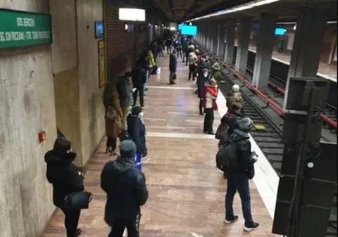 Imagine de la metrou: oamenii încearcă să păstreze distanța pe peron, însă nu reușesc din cauza timpului de așteptare. Cât de rar circulă metrourile acum