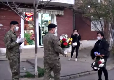 Gest superb pentru asistenta căreia vecinii i-au aruncat clor pe ușă. „În numele lor, ne cerem scuze, Mihaela”