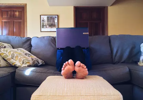 Studiu: Mai mult de un sfert dintre românii care lucrează de acasă susţin că starea lor emoţională s-a înrăutăţit