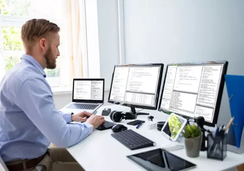 Munca la domiciliu poate fi o capcană. Cum pandemia va avantaja firmele în raport cu angajații (I)