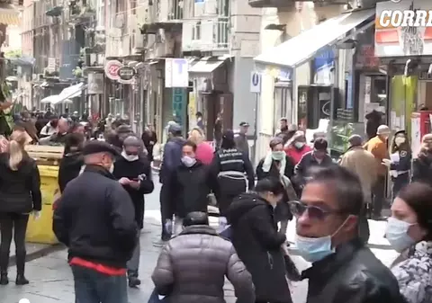 ”Asta-i carantină?!” titrează Corriere della Sera. La Napoli sunt sute de oameni pe stradă și polițiștii strigă la ei să se îndepărteze