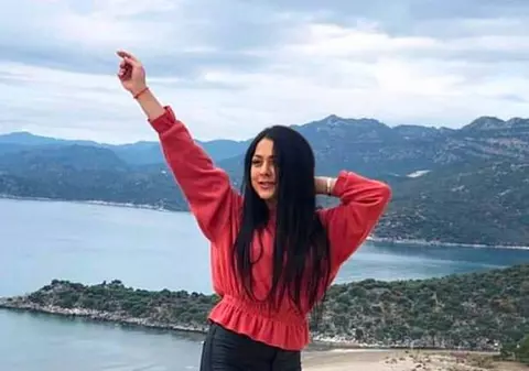 O tânără a murit după ce a căzut de pe o stâncă. Ea voia să facă o poză spectaculoasă cu care să celebreze ieșirea din carantină