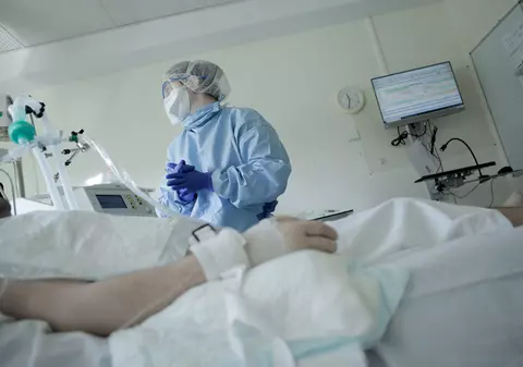 Al treilea medic rus care s-a plâns de lipsa echipamentelor de protecție a căzut de la fereastra spitalului. Este în stare gravă