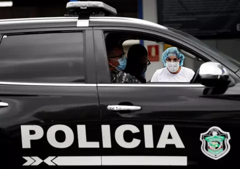 În Panama, poliţiştii au cântat pe străzi pentru a ridica moralul oamenilor: "Vom face asta în fiecare weekend"