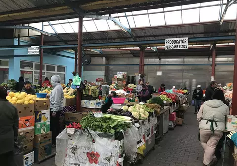 Amenzi uriașe în piețele din Ploiești. Administratorii, sancționați pentru lipsa marcajelor de distanțare socială