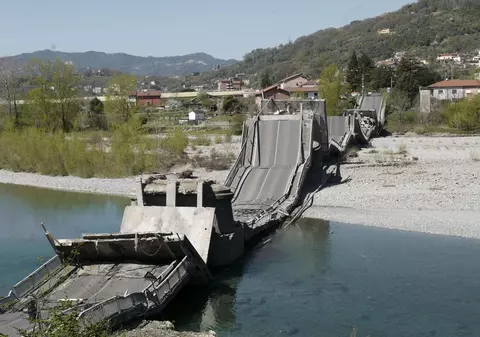 VIDEO / Un pod din nordul Italiei s-a prăbușit. Doi șoferi au fost răniți