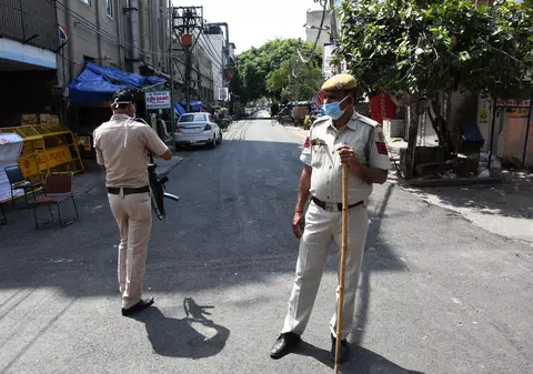 Un polițist din India s-a ales cu o mână retezată, după ce patrula sa a oprit o mașină în care se aflau războinici Nihang