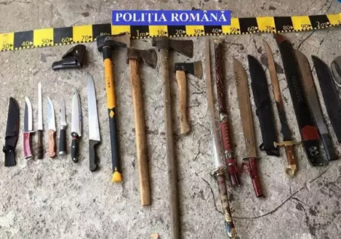 Video | Descinderi în forță în cartierele din Ploiești. Polițiștii au găsit un arsenal de arme