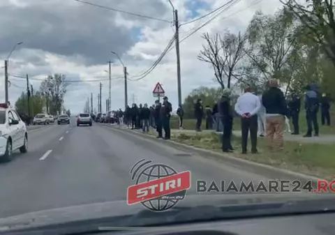 Video | Verificări ale autorităților din Baia Mare, după ce sute de oameni au participat la o înmormântare. Polițiștii care au intervenit, în vizorul șefilor
