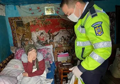 Gest emoționant în ajunul Paștelui. Ce au făcut polițiștii din Vaslui după ce o bătrână a sunat plângând la 112 și a spus că nu are ce mânca