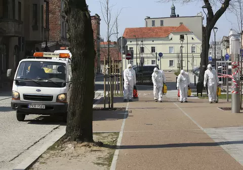 Polonia, comparație cu România: Varșovia anunță relaxarea restricțiilor, își aduce acasă cetățenii și pregătește vot prin corespondență pentru prezidențiale