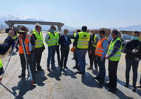 Distanțare socială, dar nu pentru autorități: ministrul Transporturilor, îngrămădit între primari și prefecți pentru poze, la o vizită pe șantier