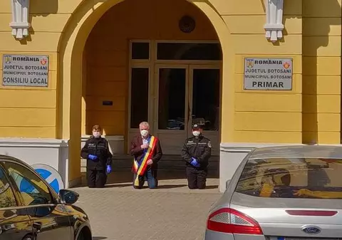 Un primar s-a rugat în genunchi în faţa instituţiei pe care o conduce ca locuitorii să scape de coronavirus