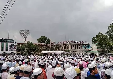 100.000 de persoane au sfidat restricțiile și s-au înghesuit la o înmormântare a unui lider religios, în Bangladesh