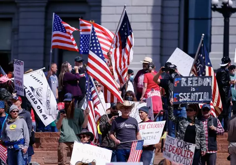 Ce s-a întâmplat când un medic a blocat manifestația anticarantină din Colorado. Povestea unei imagini-simbol din America lui Trump