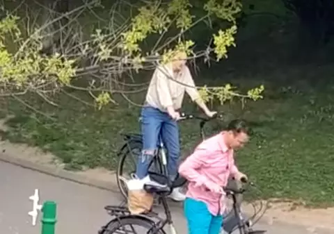 Robert Negoiță și iubita lui, amendați cu câte 10.000 de lei pentru plimbarea cu bicicletele din Parcul IOR