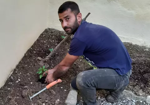 Un grădinar român descrie viața de acum din Italia: Bătrânii te invită la cafea, mâncarea s-a ieftinit și polițiștii te ajută să nu iei amendă