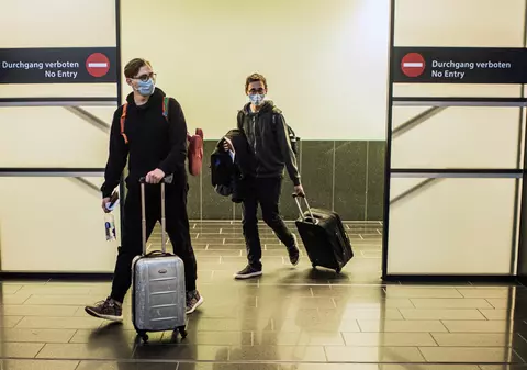 120 de români veniți din Japonia, Mexic și Peru au rămas blocați, de duminică, în Viena, după ce le-a fost anulat zborul. Ambasada le spune să se descurce