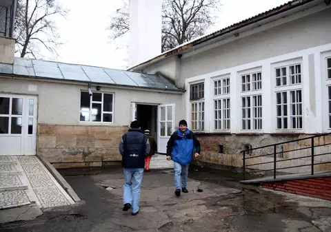 Haosul de la Centrul de Recuperare Neuropsihiatrică din Sasca, condus de nevasta primarului. 301 infectați și autoritățile își pasează răspunderea