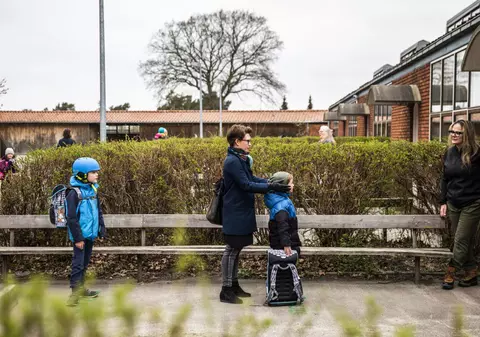 Cum se desfășoară cursurile în prima țară din Europa care a redeschis școlile: distanță de doi metri între bănci, fără îmbrățișări și cu mult dezinfectant