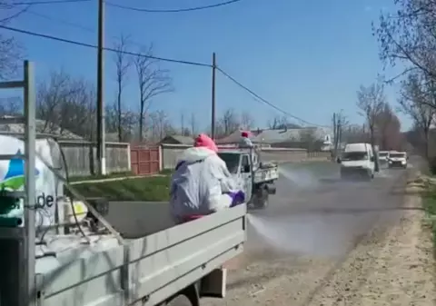 Culmea absurdului: Consiliul Județean Iași s-a apucat să dezinfecteze drumuri neasfaltate. Șeful CJ: “Dezinfectantul are efect și acolo”