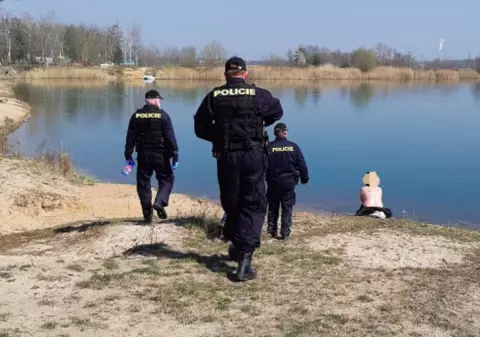 Un grup de nudiști a fost avertizat de poliție pentru că nu purta măști