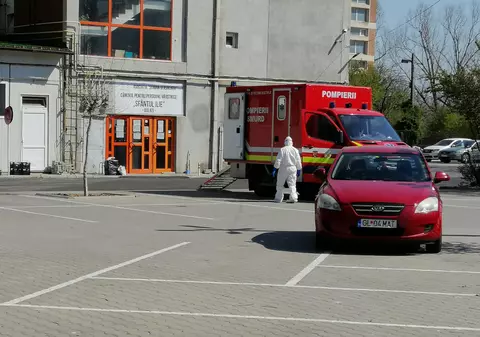 Istoricul revoltător al infectărilor de la azilul unde au murit 18 bătrâni și 72 sunt bolnavi. Directoarea care a adus virusul și moartea unei femei ținute sub tăcere