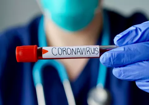 Procurorii au deschis un dosar penal, după ce un medic infectat de la Spitalul Militar Focşani s-a internat fără a anunţa DSP