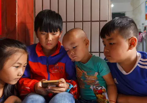 Jurnalist New York Times: Coronavirusul ridică noi probleme în educație. Cum renunță elevii pentru că nu pot descărca o aplicație pe telefonul lor vechi