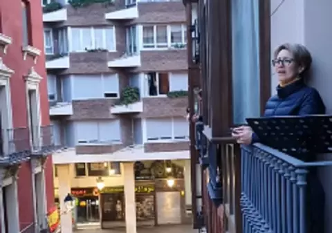 VIDEO / Soprana Alexandra Tărniceru a readus zâmbetele pe fețele spaniolilor. Românca a dat recital din balcon