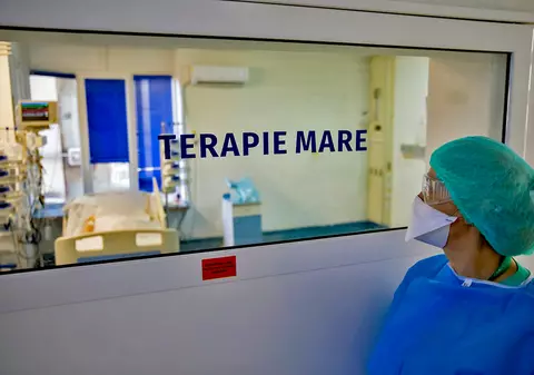 Medicul care i-a spus unei paciente că nici nu urcă în sala de operații pentru 200 de lei, condamnat cu suspendare