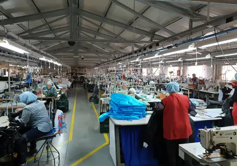 Fabrica de steaguri din Sibiu s-a reprofilat și produce echipamente de protecție. “Facem măști textile, care se pot spăla”