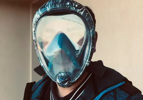 Un medic şi un producător de desene animate au modificat, pentru uz medical, o mască de snorkeling