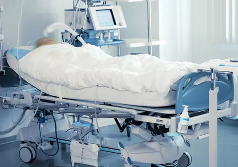 Bătrână lăsată fără lucrurile primite, în timp ce era sedată în spital: „S-au bucurat la o rochiță și niște bănuți mărunți”