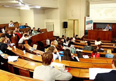 Facultate în online, amfiteatre goale, cămine cu jumătate de locuri ocupate. Prorectorul Universității București: „Infrastructura noastră nu e suficientă să-i primească pe toți în condiții de distanțare”