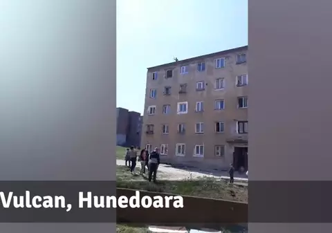 Doi bărbați din Vulcan s-au urcat pe bloc și au amenințat că se omoară pentru că le este foame