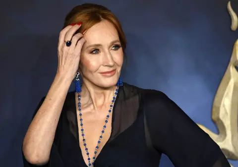 Scriitoarea JK Rowling dezvăluie că a fost victima abuzurilor domestice şi sexuale, după ce a stârnit un val de critici cu comentariile despre transgenderi