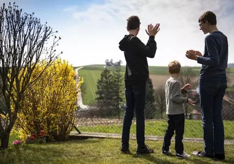 Spania relaxează restricțiile pentru copii. După 6 săptămâni de carantină, aceștia vor putea ieși din locuințe