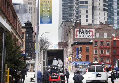 Numărul deceselor provocate de COVID-19 atinge un nou record în SUA. Trump: „Să fim pregătiți pentru două săptămâni foarte dureroase”