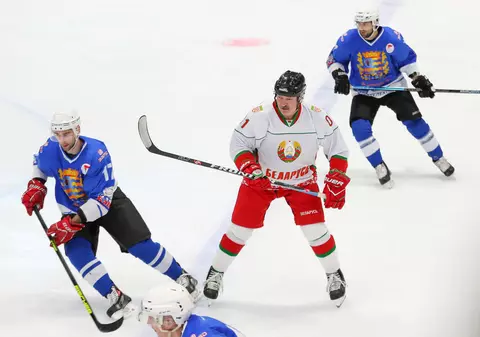 Lumea arde, iar președintele Belarus, Aleksandr Lukaşenko, joacă hochei. ”Sportul e cel mai bun antivirus”, crede liderul de la Minsk