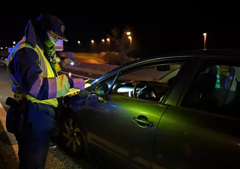 VIDEO / Un român a provocat haos pe o stradă din Spania. A fost imobilizat cu greu de 20 de polițiști