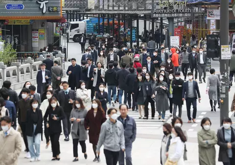 5 luni de la primul caz de COVID. Principalele întrebări la care oamenii de știință au găsit răspunsul