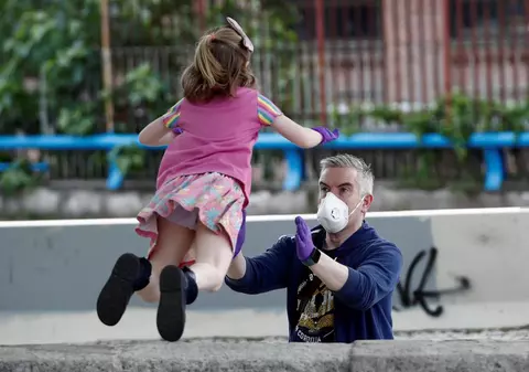 Spania elimină obligativitatea purtării măştilor în aer liber