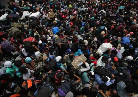 Imagini din India, cu haosul din gări și stații de autobuz. Peste 3.600.000 de muncitori rămași șomeri se întorc acasă