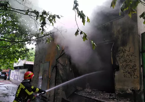 11 persoane au fost evacuate, iar doi bărbați s-au intoxicat cu fum, din cauza unui incendiu la o garsonieră din Tulcea