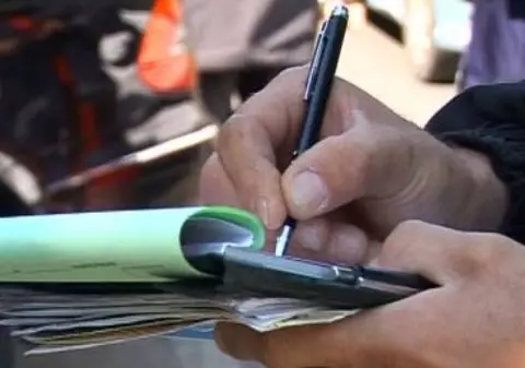 Șofer de BMW din Iași, amendat cu 20.000 de lei, după ce a aruncat gunoaiele din maşină pe spațiul public din stațiunea Mamaia