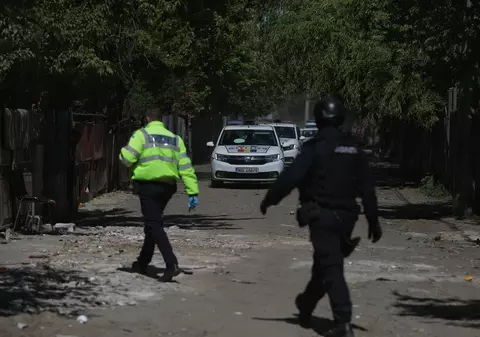 VIDEO | Descinderi în forță în Sintești. Poliția și Garda de Mediu au aplicat 34 de amenzi celor care au ars ilegal tone de deșeuri din plastic