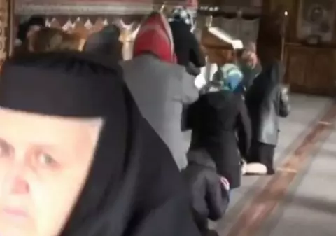 Reacția Patriarhiei în scandalul de la mănăstirea din Hunedoara. Doi bărbați, agresați de enoriași, după ce au filmat o slujbă ținută în biserică