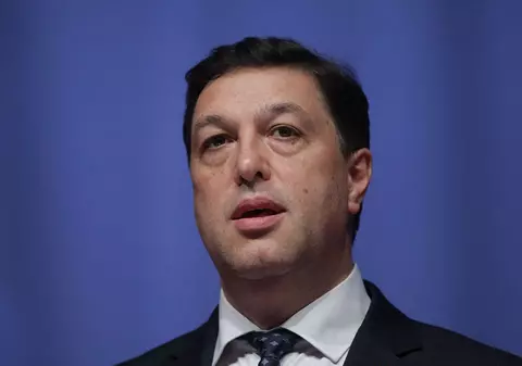 Ministrul Vela i-a certat pe senatorii care au vorbit de la tribuna Senatului fără masca de protecţie